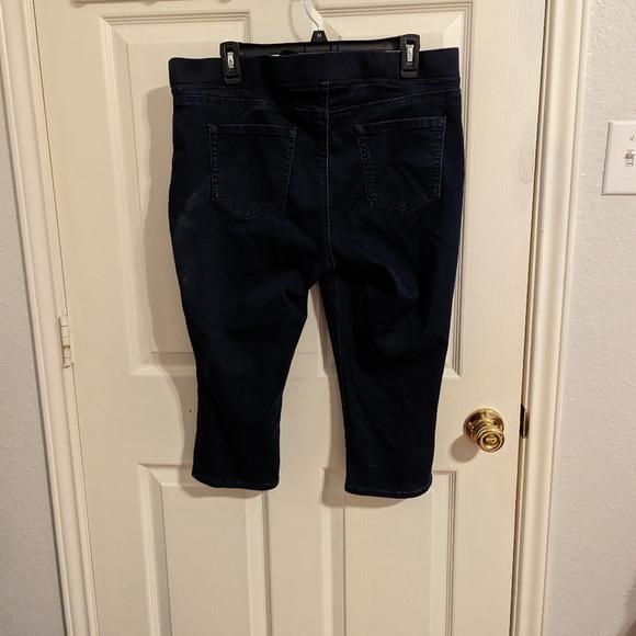 Gloria Vanderbilt Women's Capri Pants - Picture 8 of 8